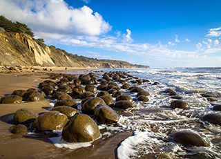 Photo of a horizon in California depicting rocks and coastline