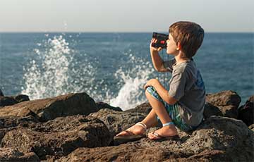 A child looks for marine life during the Sanctuary Ocean Count at Magic Island in Honolulu, Hawaii. Credit: Alicia Piavis
